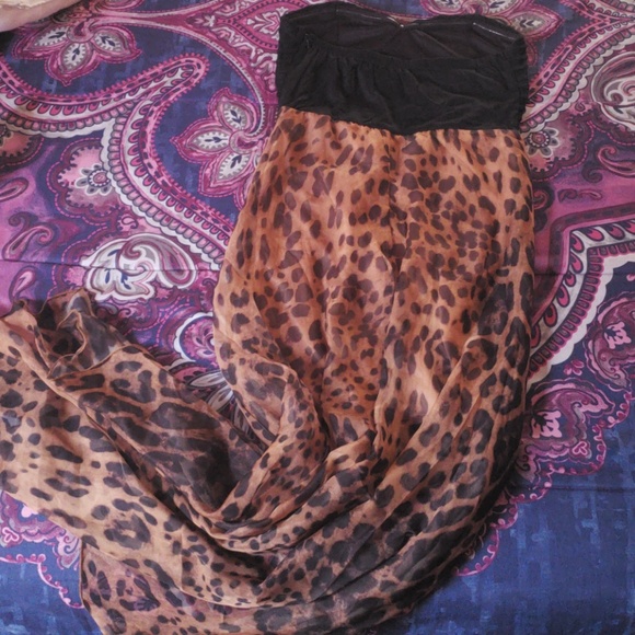 Mid length dress with long flowy trim in the back - Picture 2 of 4